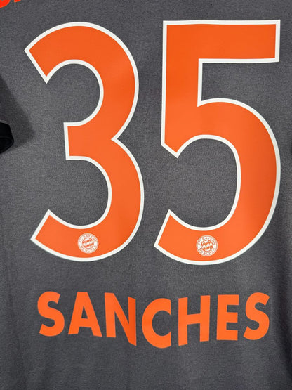 Détail du flocage orange SANCHES N°35 avec écussons du Bayern sur le maillot 2016-2017
