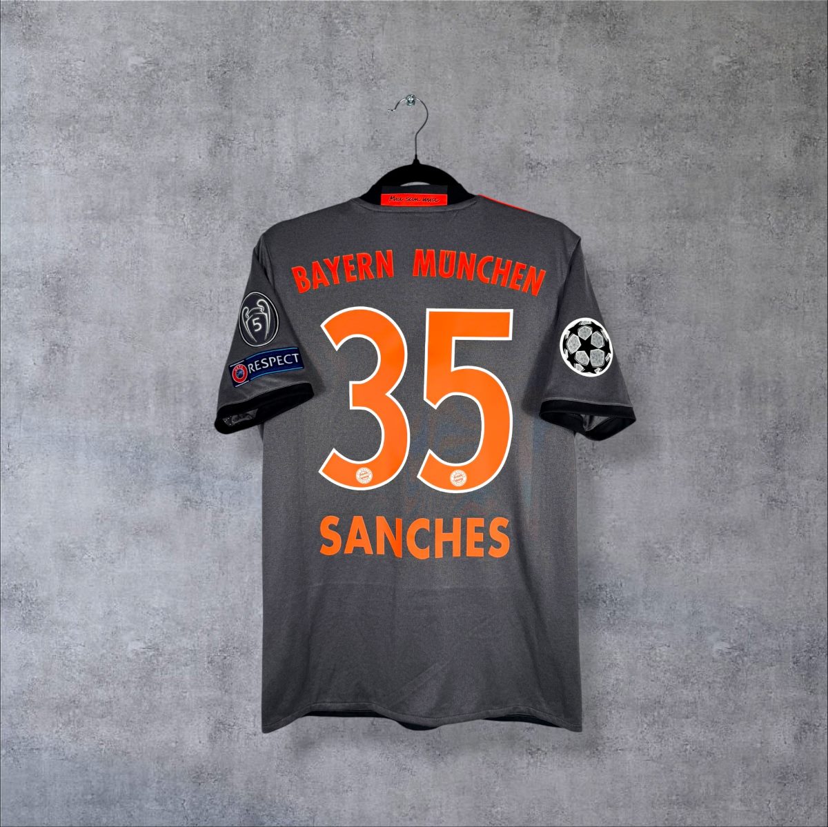 Dos du maillot Bayern Munich 2016-2017 extérieur avec flocage orange Sanches N°35 et patchs UEFA