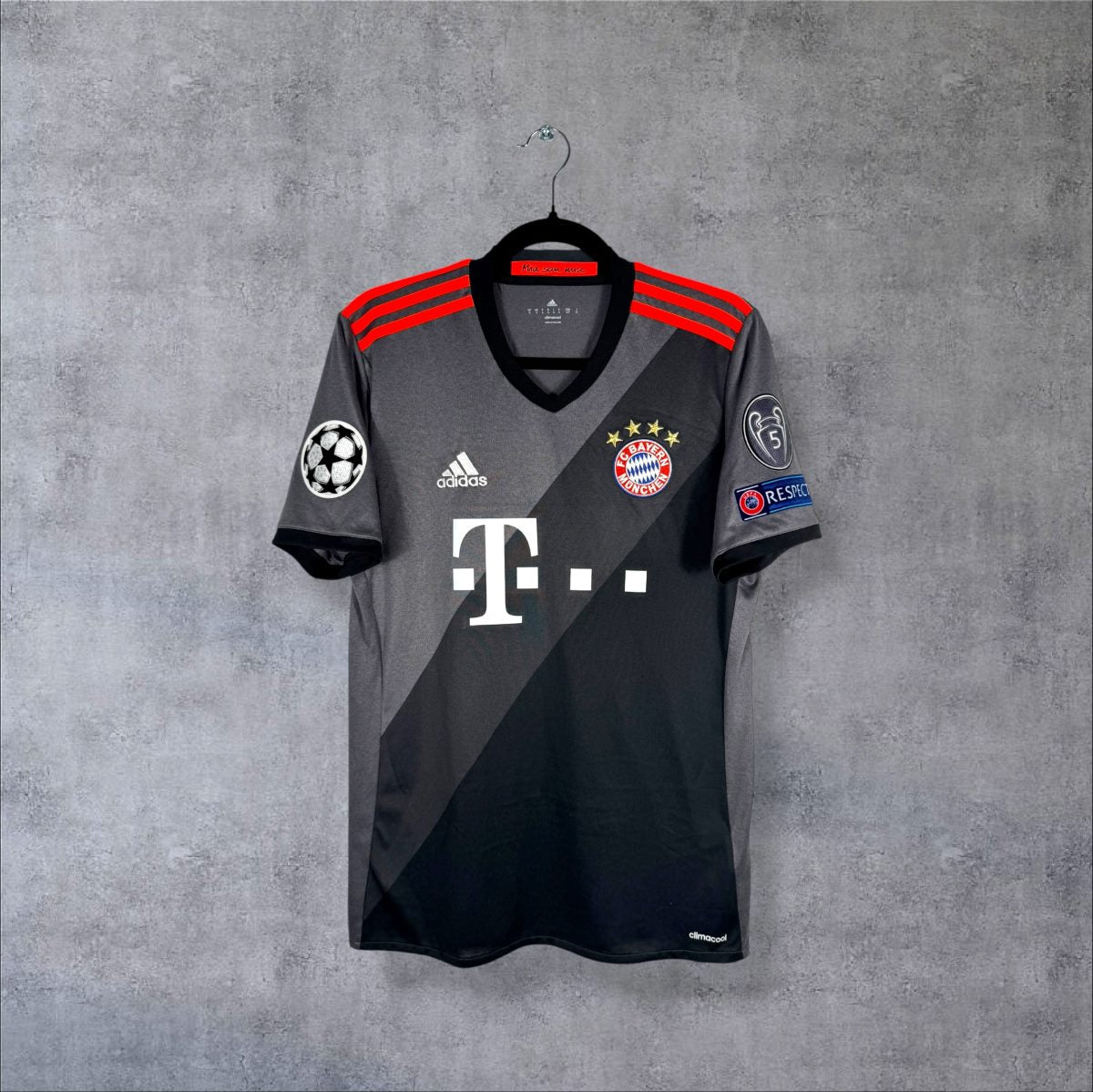 Face du maillot Bayern Munich 2016-2017 extérieur adidas gris avec sponsor Telekom et patchs Ligue des Champions