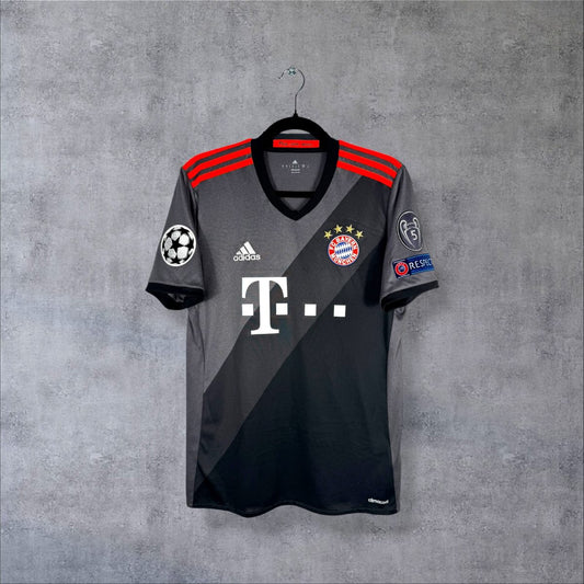 Face du maillot Bayern Munich 2016-2017 extérieur adidas gris avec sponsor Telekom et patchs Ligue des Champions