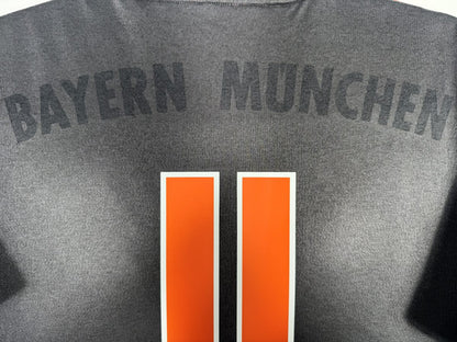 Lettrage dorsal BAYERN MÜNCHEN estompé sur le haut du dos du maillot 2016-2017