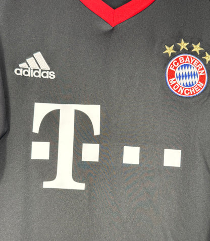 Détail de l'écusson du Bayern Munich et du logo Adidas