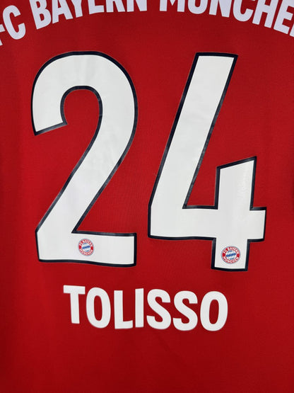 Détail flocage 24 Tolisso avec mini écussons du club, maillot Bayern Munich domicile 2018-2019