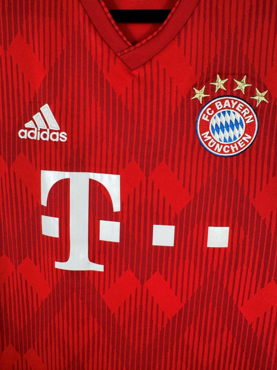 Écusson brodé FC Bayern München et quatre étoiles, logo adidas et sponsor Telekom, maillot domicile 2018-2019