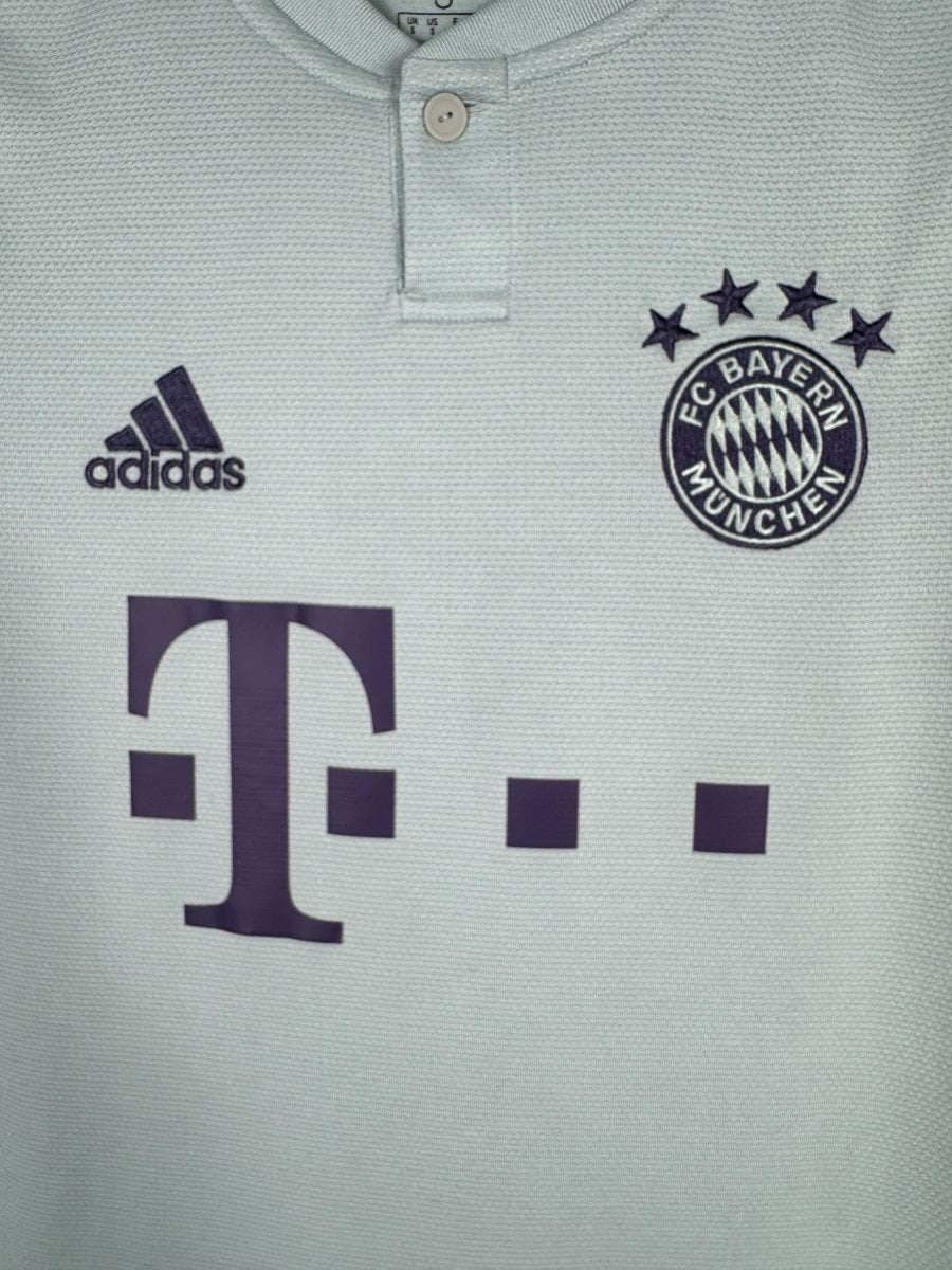 Écusson Bayern quatre étoiles ton sur ton, logo adidas et sponsor Telekom, maillot extérieur 2018-2019
