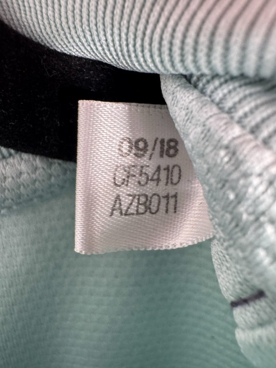 Étiquette intérieure adidas 09/18 code CF5410, maillot Bayern Munich extérieur 2018-2019