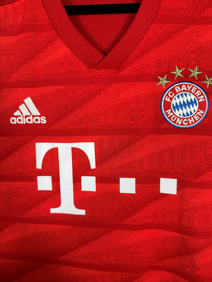 Détail du blason Bayern Munich brodé à quatre étoiles et du logo adidas sur le maillot domicile 2019-2020