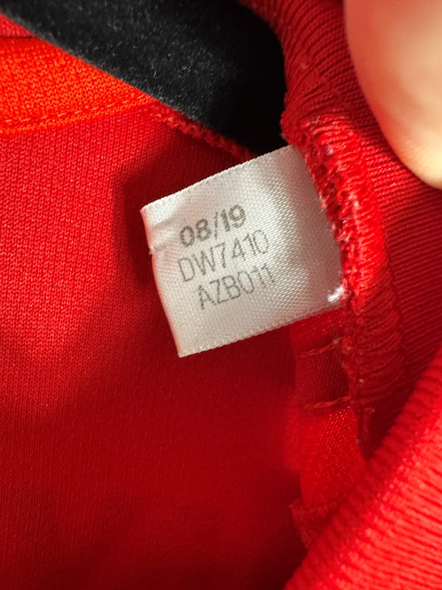 Étiquette intérieure adidas 08/19 code DW7410 du maillot Bayern Munich 2019-2020 domicile