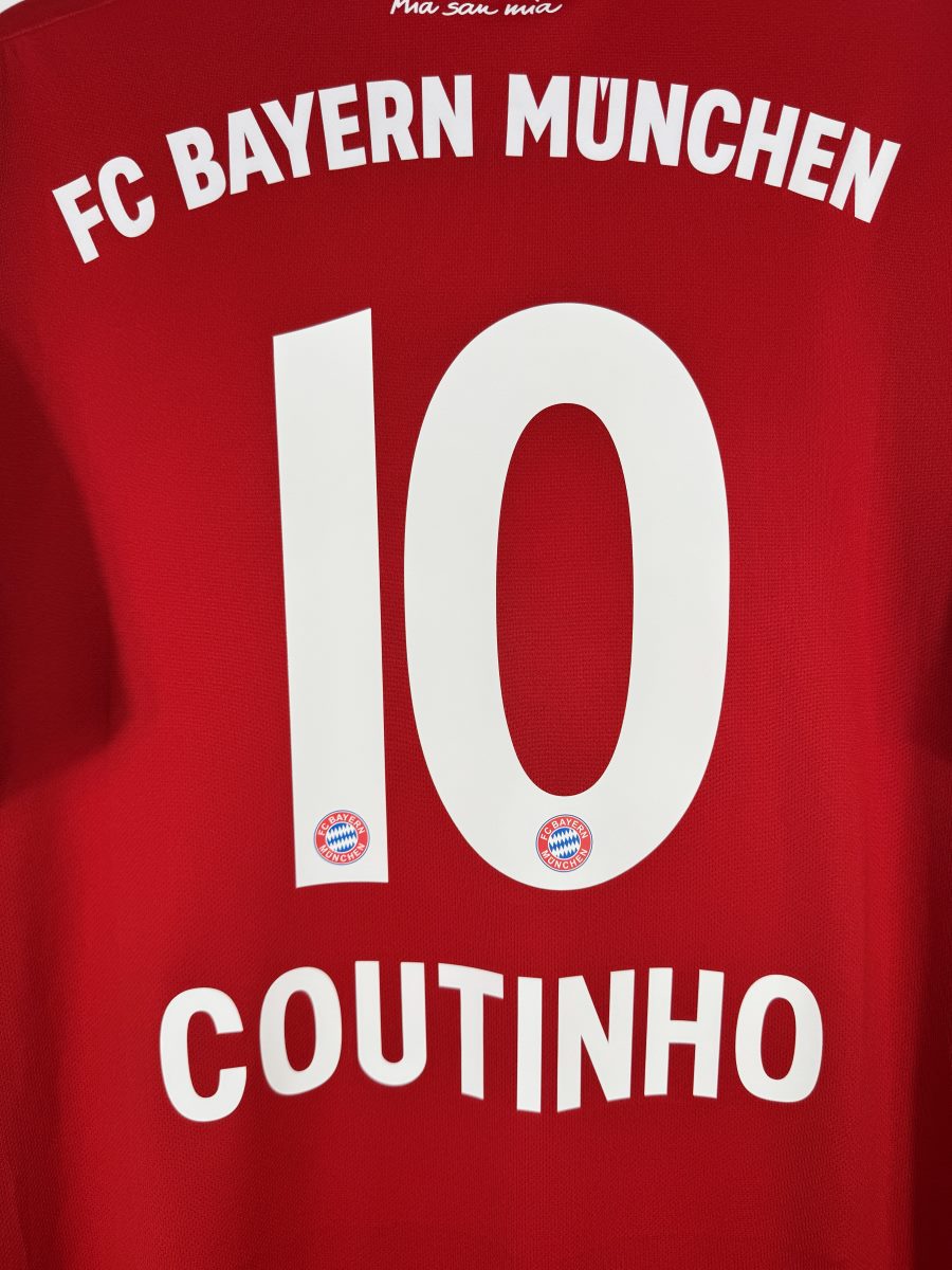 Gros plan du flocage Coutinho N°10 et de la devise Mia san mia sur le maillot Bayern Munich 2019-2020