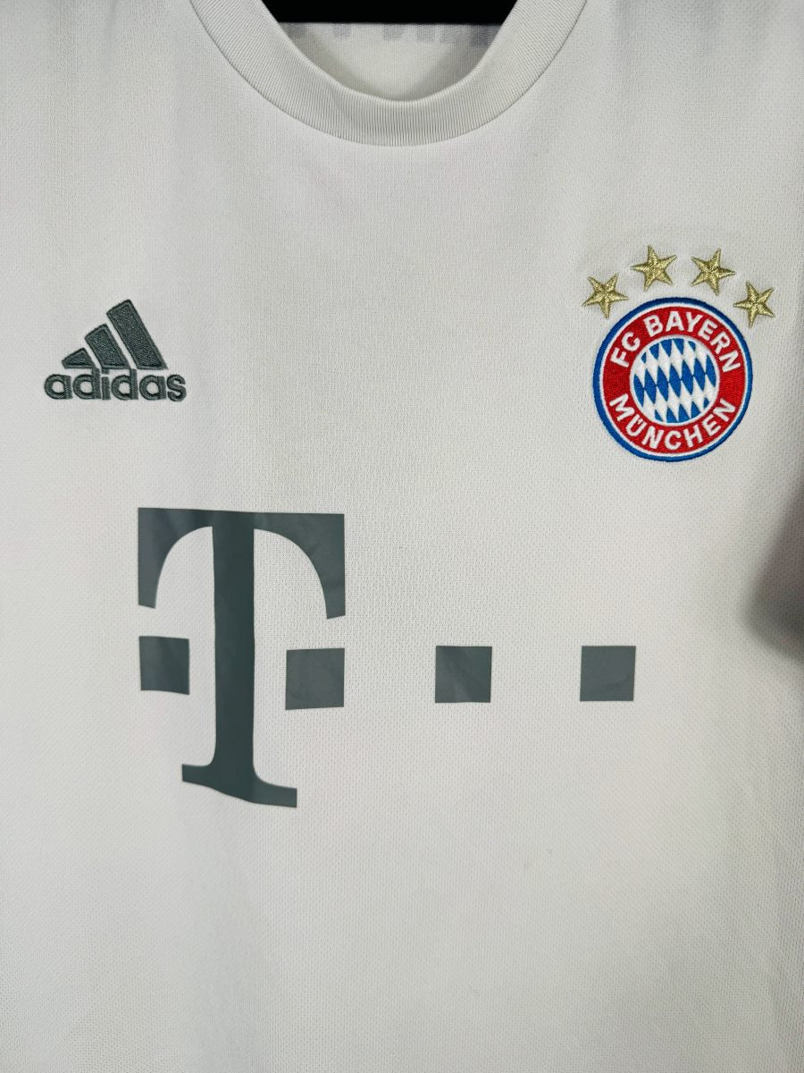 Détail écusson Bayern Munich 4 étoiles et sponsor Telekom, maillot 2019-2020