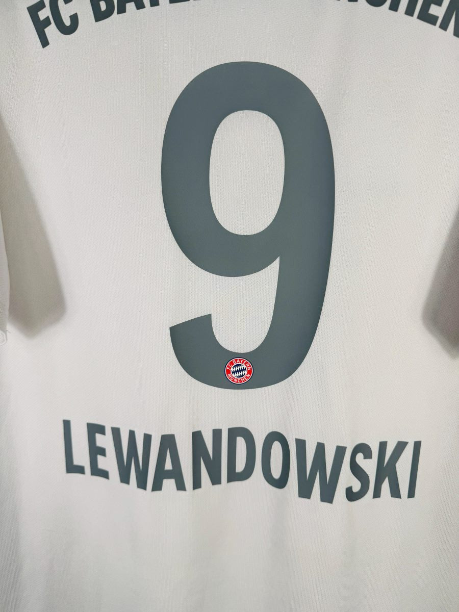 Détail flocage Lewandowski N°9 sur maillot Bayern Munich extérieur 2019-2020