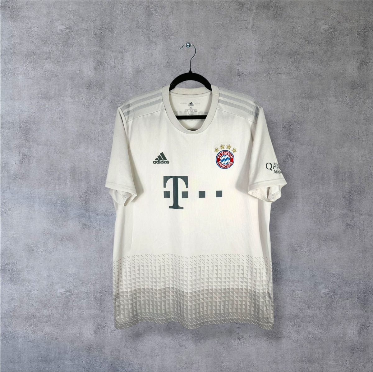 Maillot Bayern Munich 2019-2020 extérieur, face avec logo Adidas et sponsor Telekom