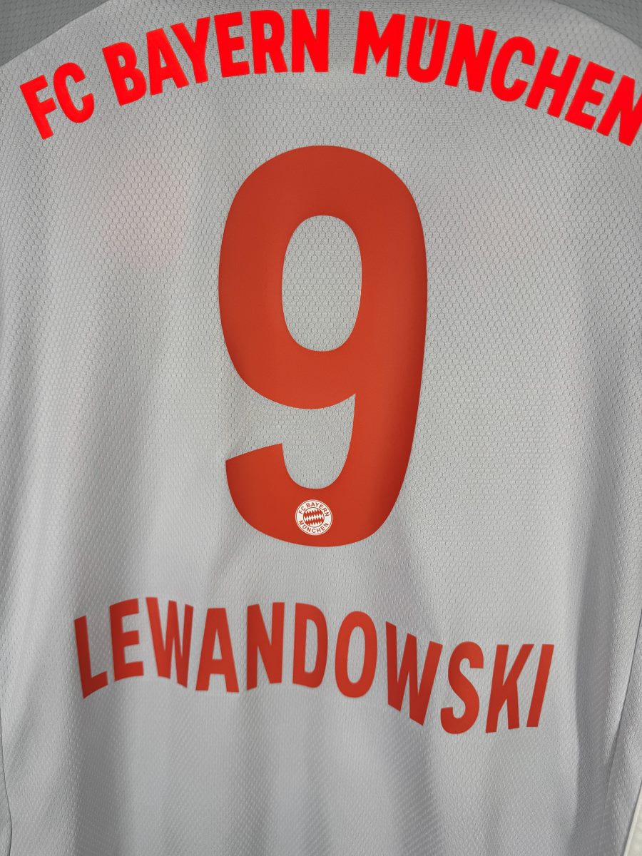 Détail flocage Lewandowski 9 rouge, maillot Bayern Munich extérieur 2020-2021