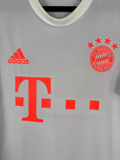 Écusson Bayern Munich quatre étoiles, logo adidas et sponsor Telekom, maillot extérieur 2020-2021