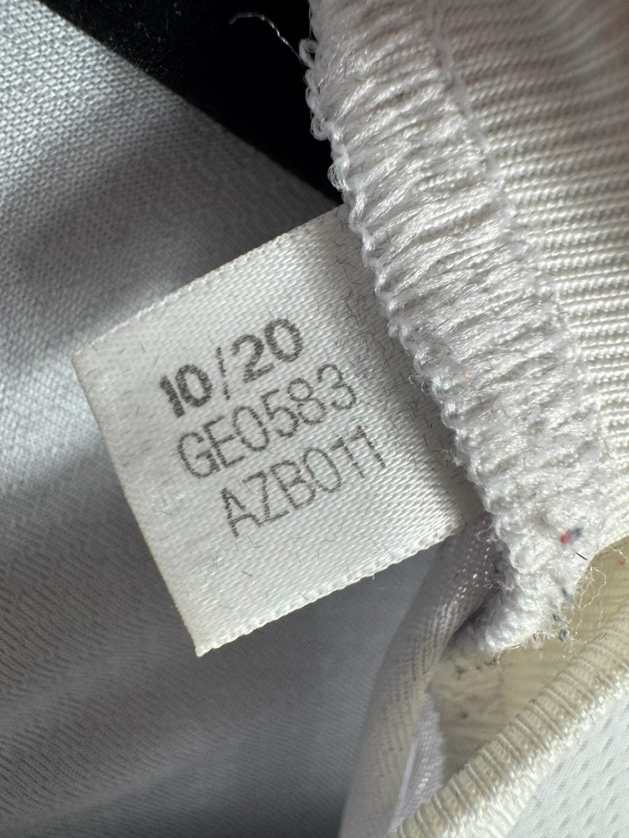 Étiquette adidas GE0583 datée 10/20, maillot Bayern Munich extérieur 2020-2021 Lewandowski