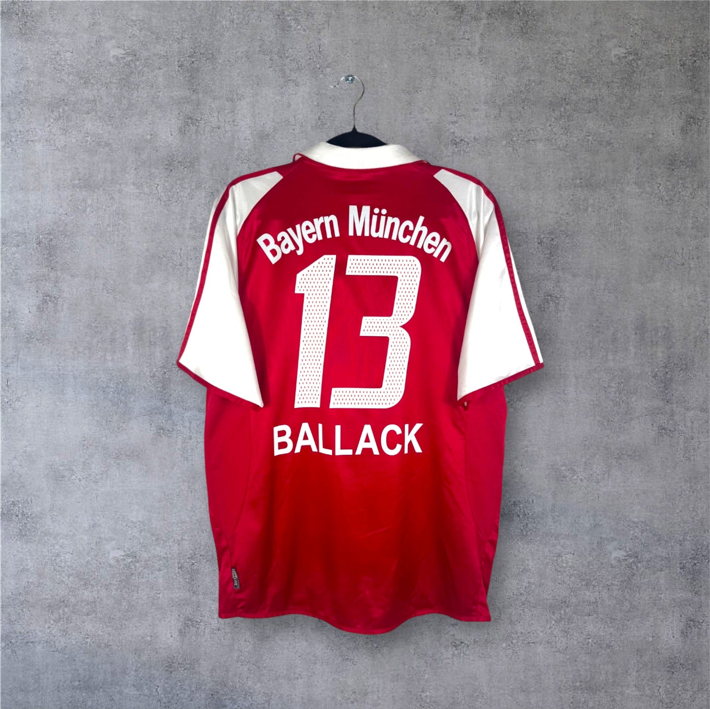 Flocage officiel BALLACK numéro 13 avec détails striés au dos du maillot Bayern Munich.