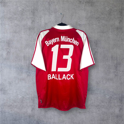 Flocage officiel BALLACK numéro 13 avec détails striés au dos du maillot Bayern Munich.