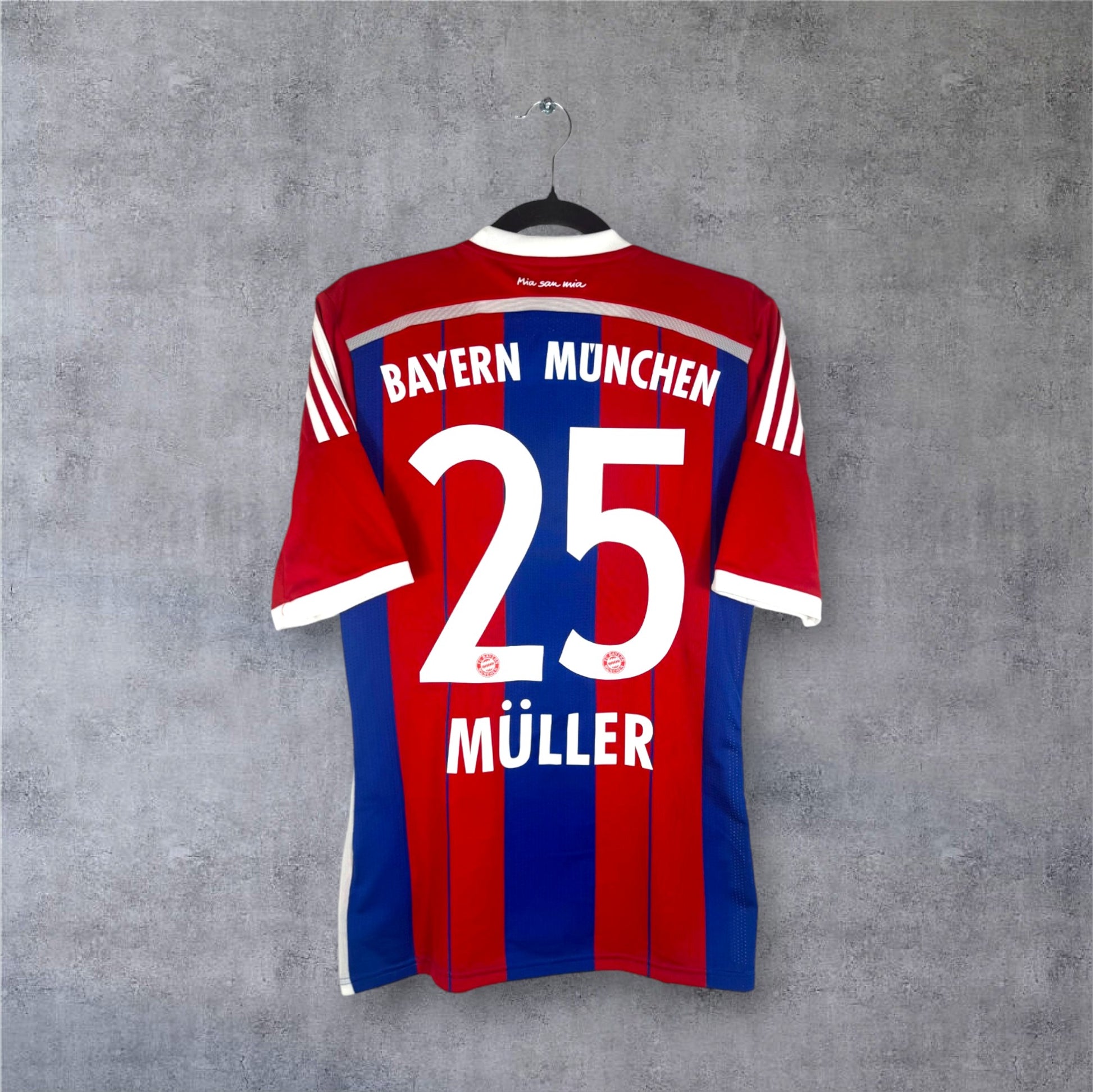 Flocage officiel MÜLLER numéro 25 sur le dos du maillot domicile du Bayern Munich 2014-2015.