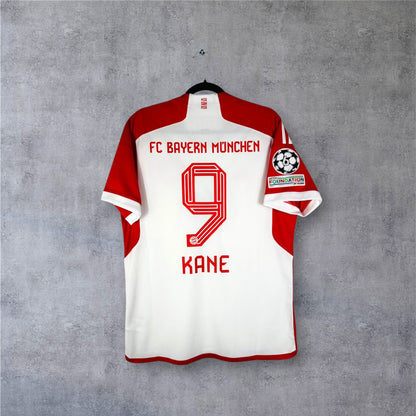Dos du maillot Bayern 2024 blanc et rouge avec flocage rouge KANE 9 et patch Starball UCL.