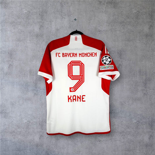 Dos du maillot Bayern 2024 blanc et rouge avec flocage rouge KANE 9 et patch Starball UCL.