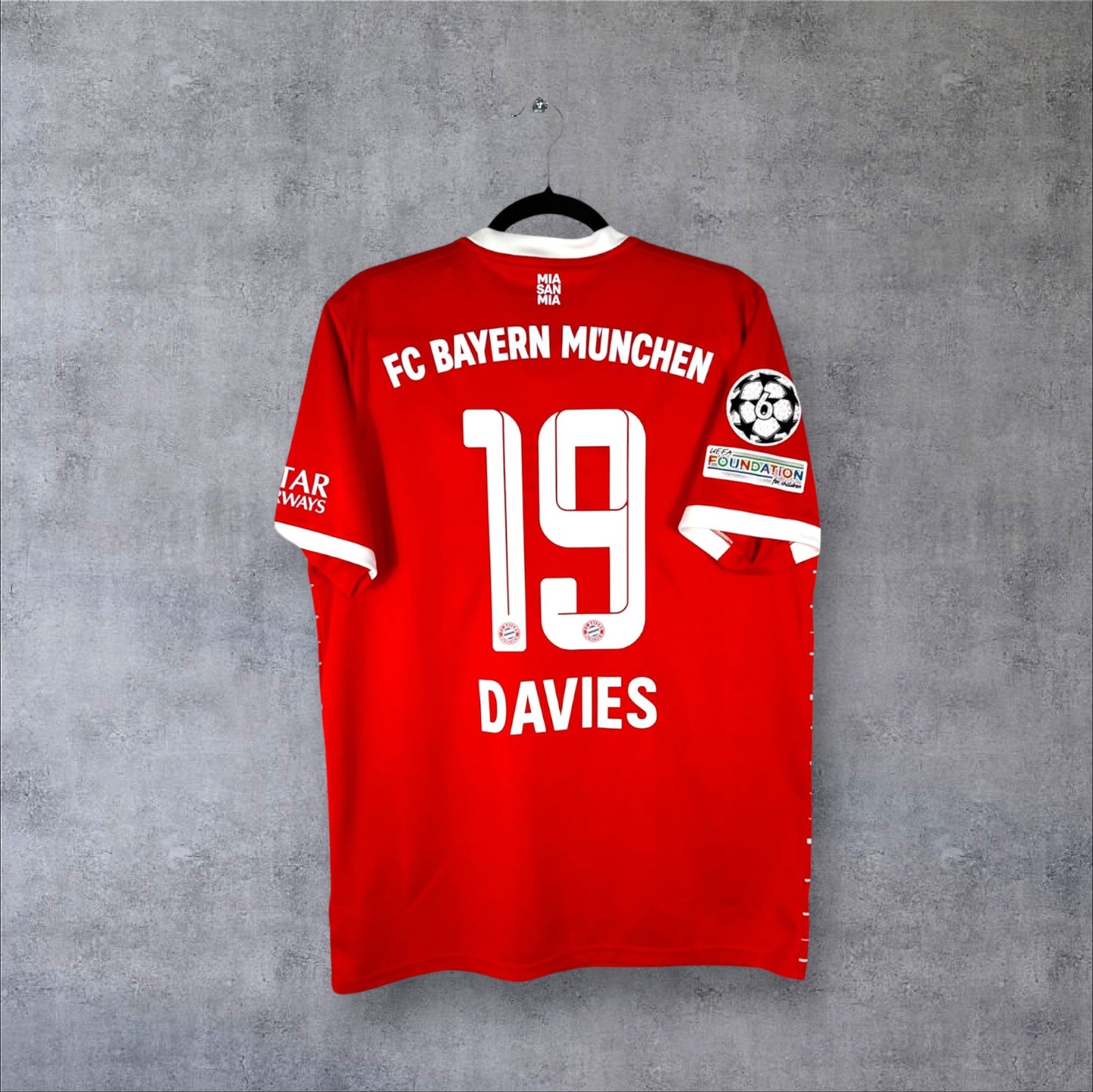 Dos du maillot Bayern Munich Domicile 2023 rouge avec flocage blanc DAVIES 19 et patches Ligue des Champions.