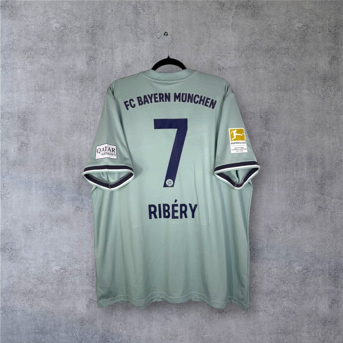 Dos du maillot Bayern vert menthe taille 3XL avec flocage bleu marine RIBERY 7.