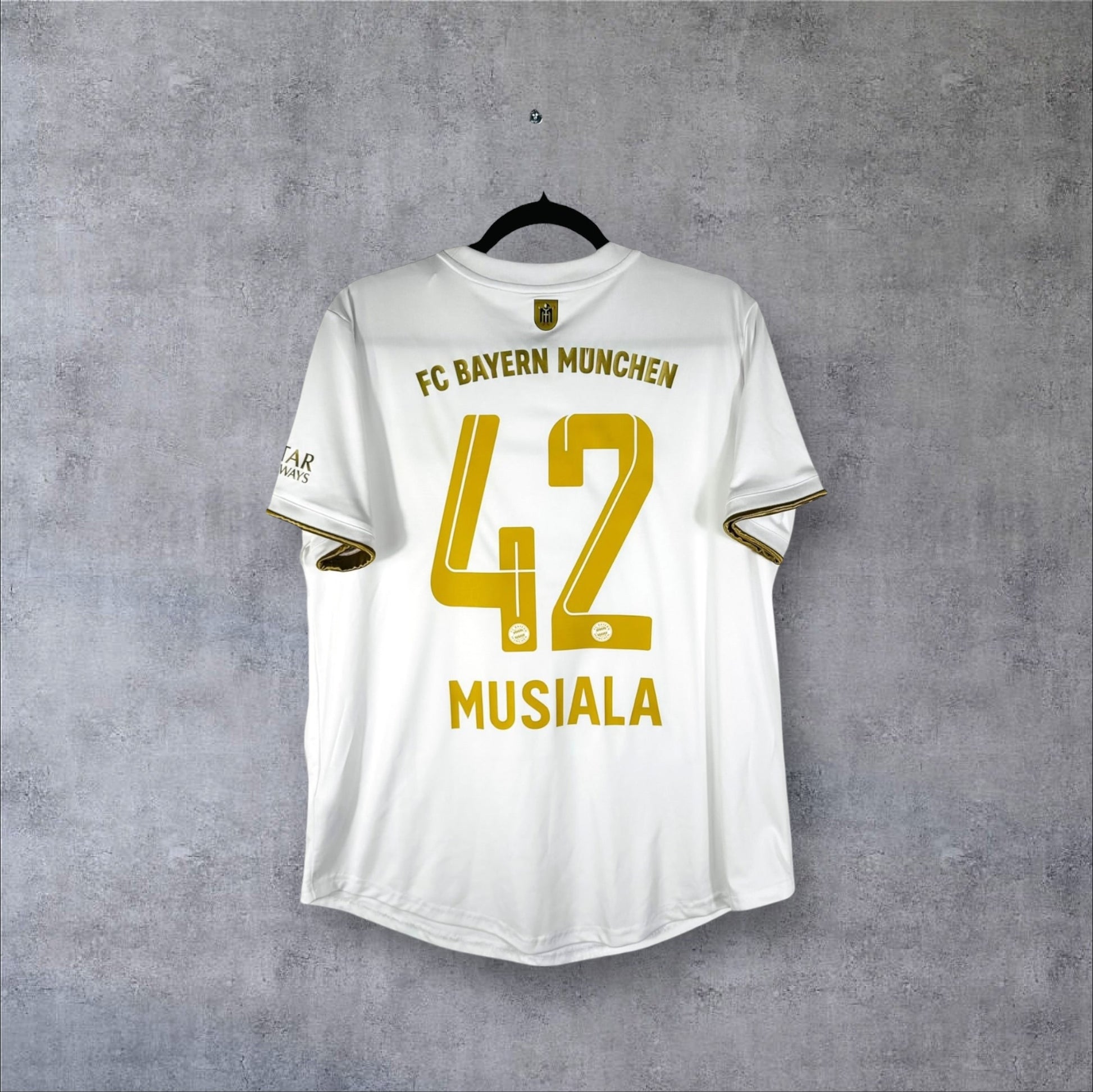 Dos du maillot Bayern Munich Extérieur 2022/23 Coupe Femme blanc avec flocage doré MUSIALA 42 et FC Bayern München.