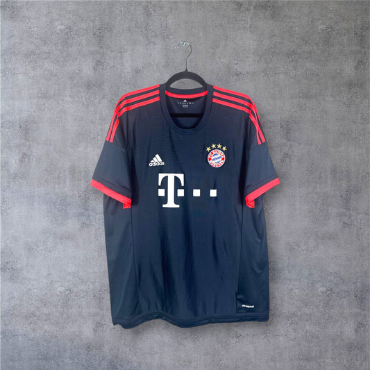 Vue de face du maillot Bayern Munich Europe 2015/16 bleu foncé avec détails rouge néon.