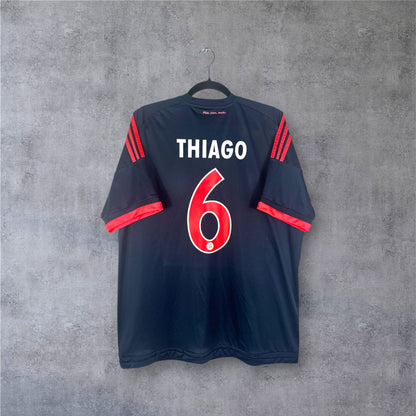 Flocage officiel rouge et blanc THIAGO numéro 6 au dos du maillot Bayern Third bleu nuit.