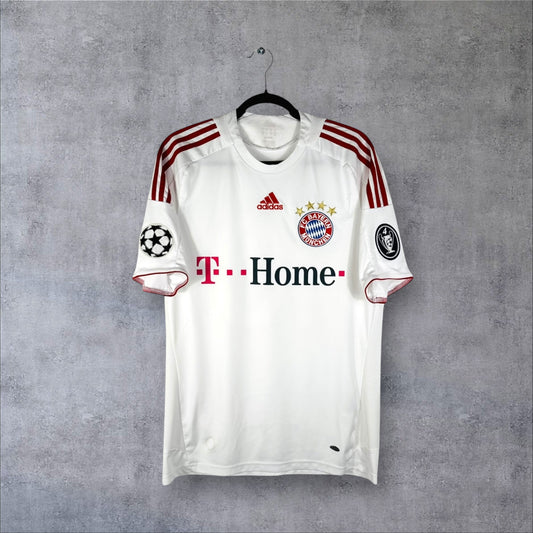 Vue de face du maillot Bayern Munich Third 2008-2010 blanc avec sponsor T-Home et détails rouges.