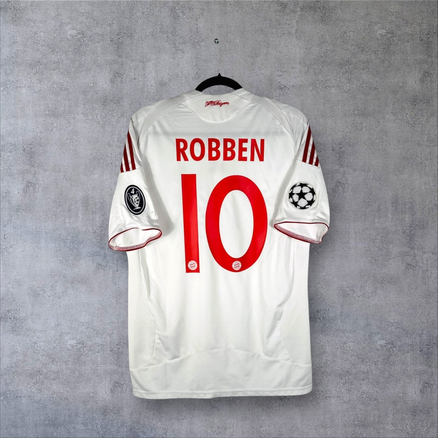 Dos du maillot Bayern Munich Third 2010 blanc avec flocage rouge ROBBEN 10 et patchs Ligue des Champions.
