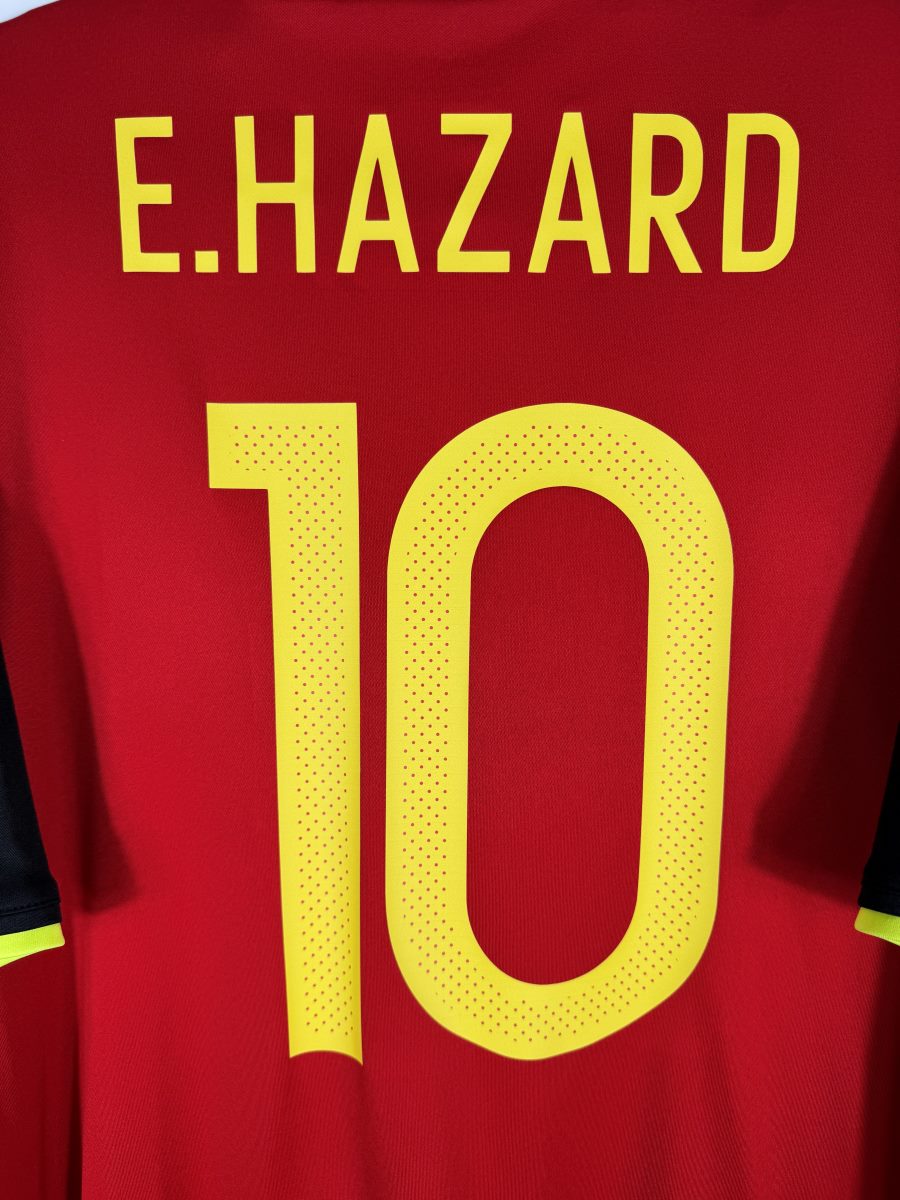 Gros plan du flocage E.HAZARD 10 jaune à trame de points, maillot Belgique 2016 domicile