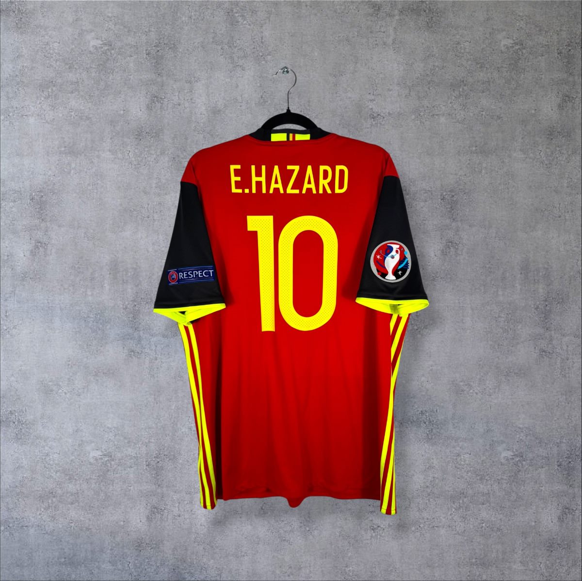 Dos du maillot Belgique 2016 domicile rouge avec flocage E.HAZARD numéro 10 jaune et patch EURO 2016