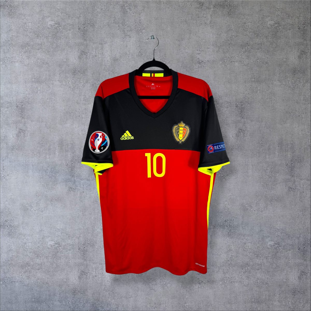 Face du maillot Belgique 2016 domicile adidas rouge et noir avec numéro 10 et patch UEFA EURO 2016