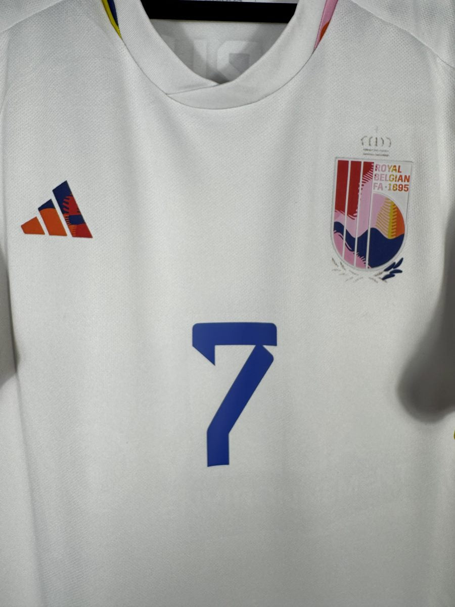 Détail du motif multicolore des manches maillot Belgique 2022-2023