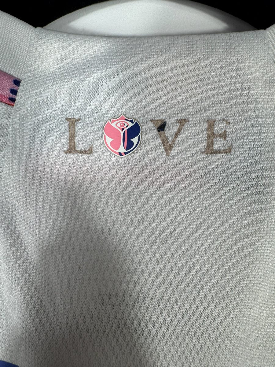 Mention LOVE à la nuque avec le logo Tomorrowland en guise de O
