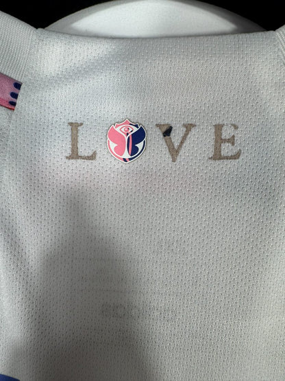 Mention LOVE à la nuque avec le logo Tomorrowland en guise de O