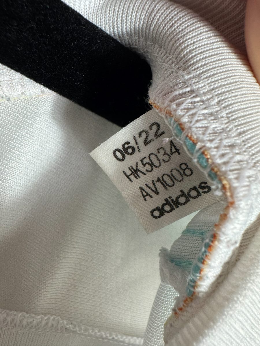 Étiquette adidas HK5034 datée 06/22 maillot Belgique extérieur 2022-2023