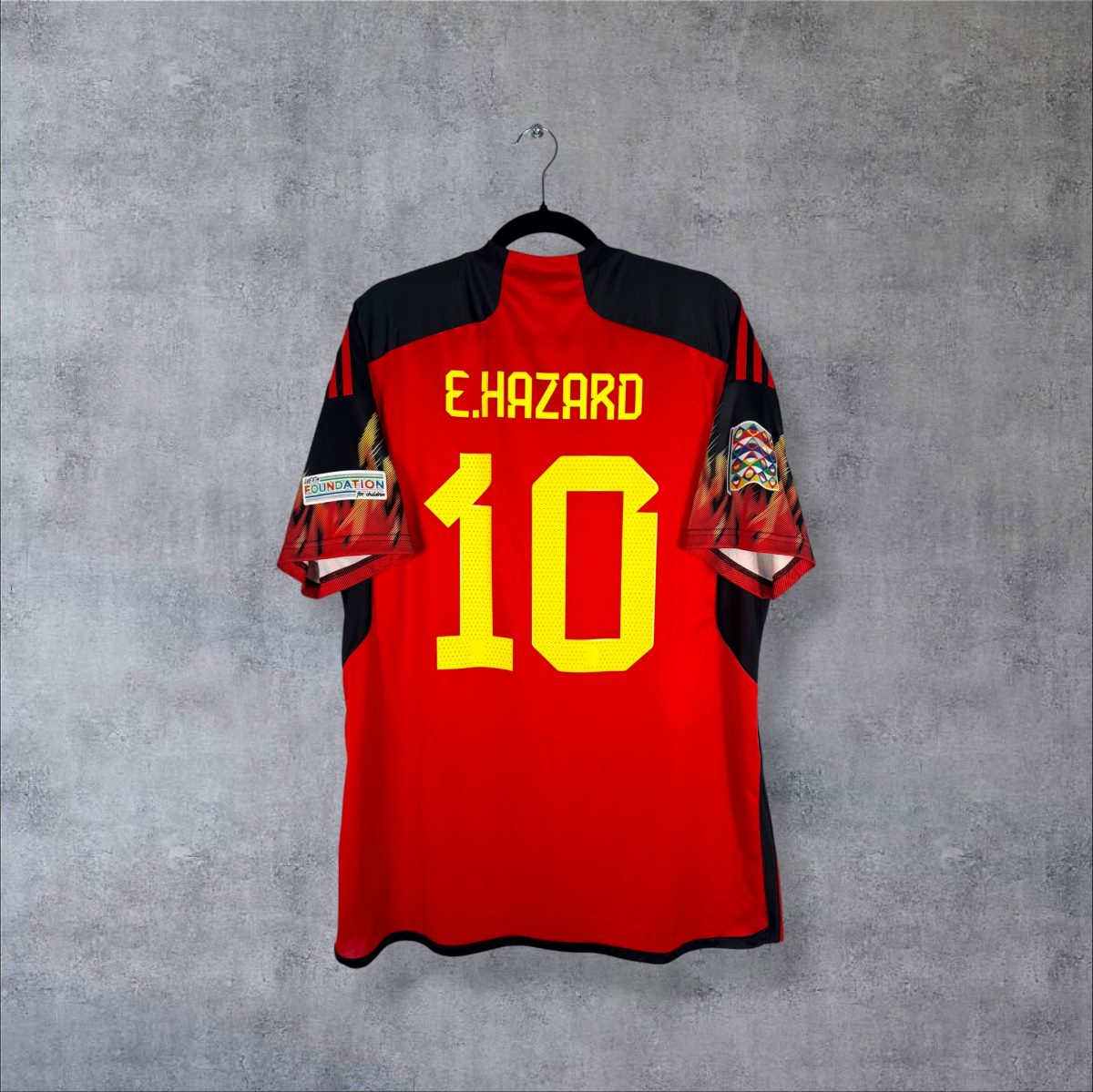 Dos du maillot Belgique 2022 domicile Adidas avec flocage jaune E.HAZARD N°10