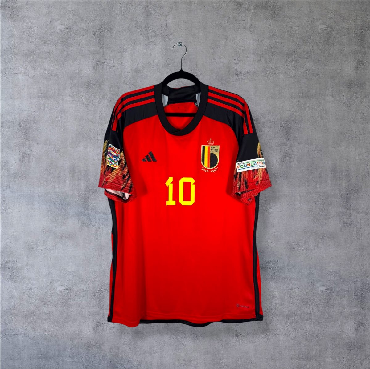 Face du maillot Belgique 2022 domicile Adidas rouge avec imprimé flamme sur les manches