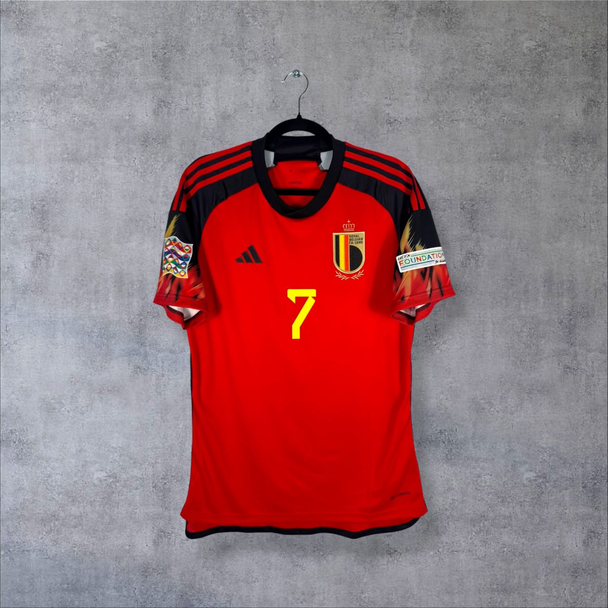 Face du maillot Belgique 2022 domicile rouge numéro 7 avec patchs Ligue des Nations