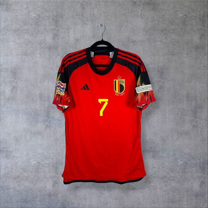 Face du maillot Belgique 2022 domicile rouge numéro 7 avec patchs Ligue des Nations