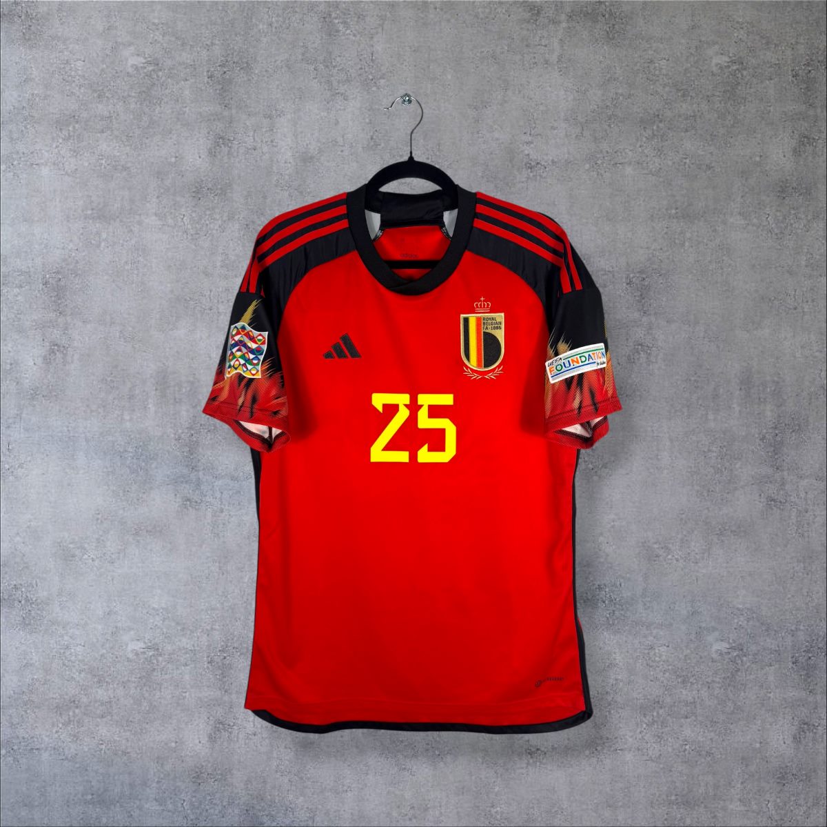 Face du maillot Belgique 2022 domicile rouge Adidas numéro 25 et patchs de manche