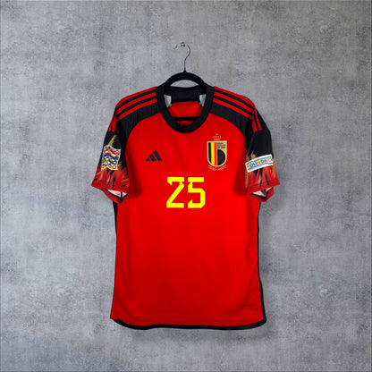 Face du maillot Belgique 2022 domicile rouge Adidas numéro 25 et patchs de manche