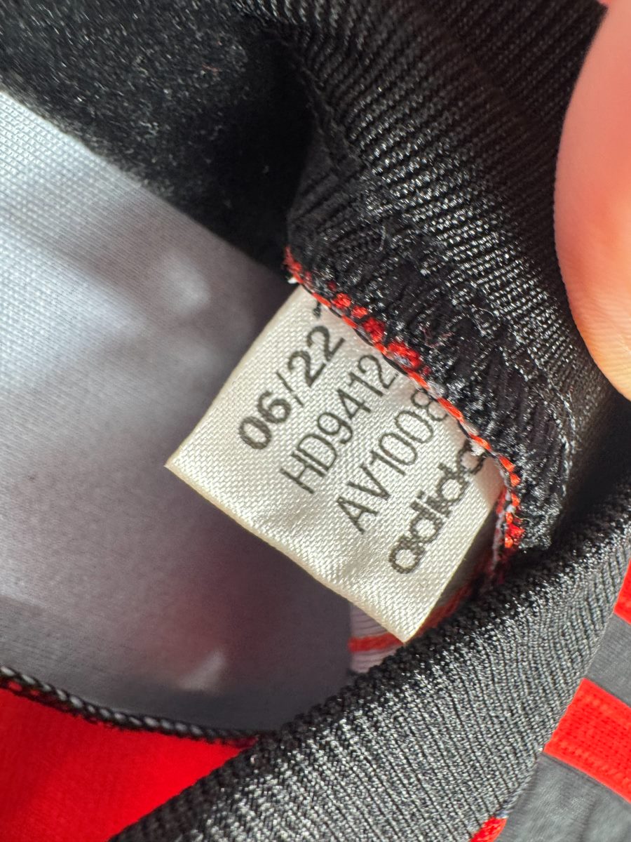 Étiquette intérieure Adidas datée 06/22 du maillot Belgique 2022 domicile