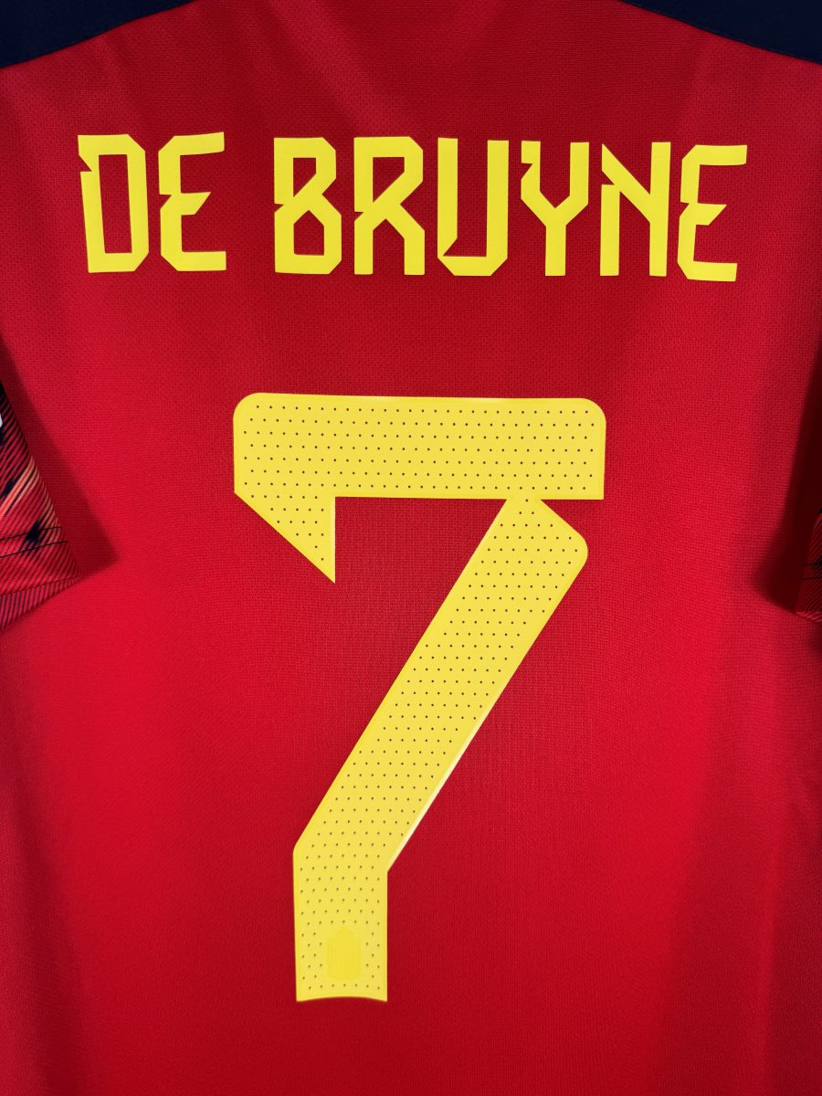 Gros plan du flocage perforé jaune DE BRUYNE N°7 du maillot Belgique 2022