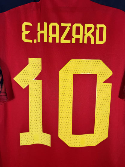 Gros plan du flocage perforé jaune E.HAZARD N°10 du maillot Belgique 2022