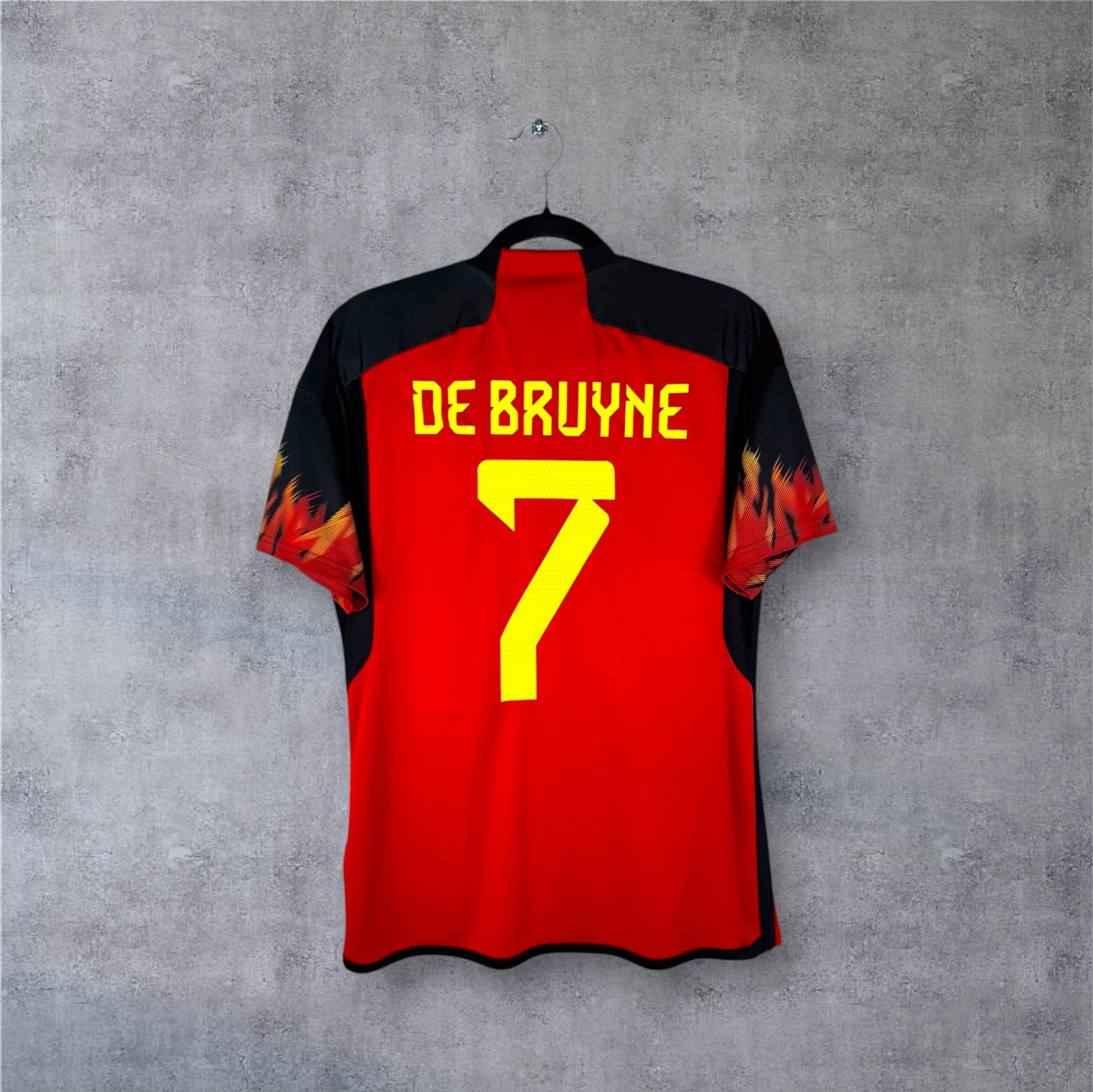 Dos du maillot de la Belgique 2022 rouge avec flocage jaune DE BRUYNE 7.
