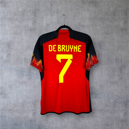 Dos du maillot de la Belgique 2022 rouge avec flocage jaune DE BRUYNE 7.