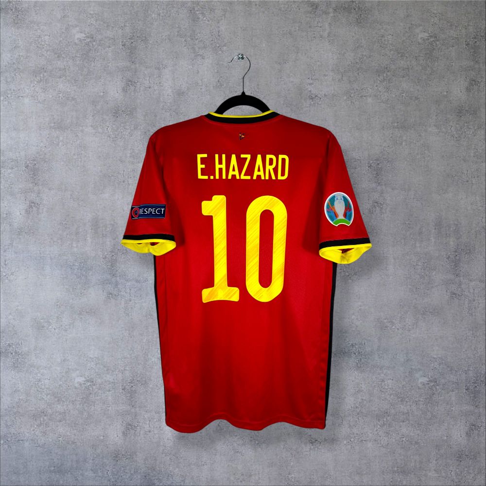 Dos du maillot Belgique Euro 2020 domicile rouge avec flocage E.Hazard N°10 et patch UEFA Euro 2020 capitaine Diables Rouges authentique